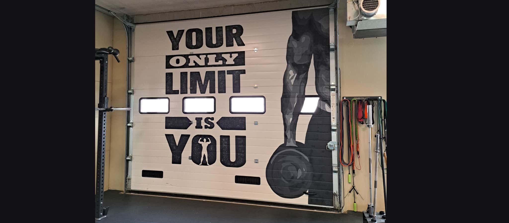 Quote en schildering voor hardcore trainingsruimte in de sportschool