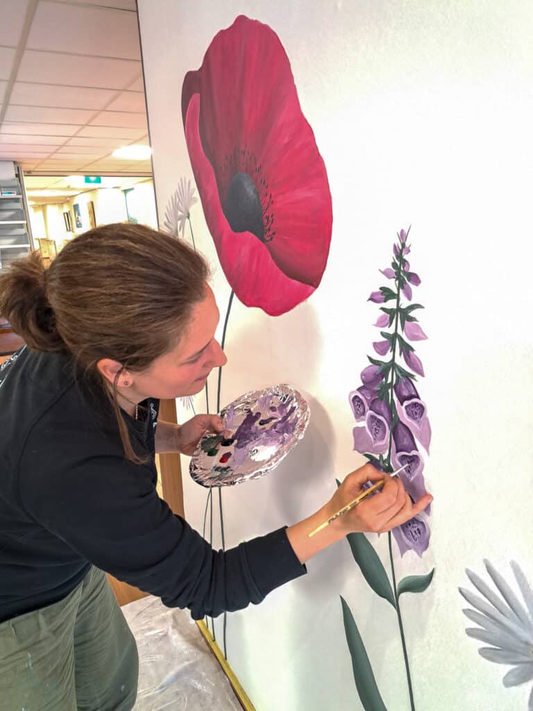Muurschildering met wilde bloemen
