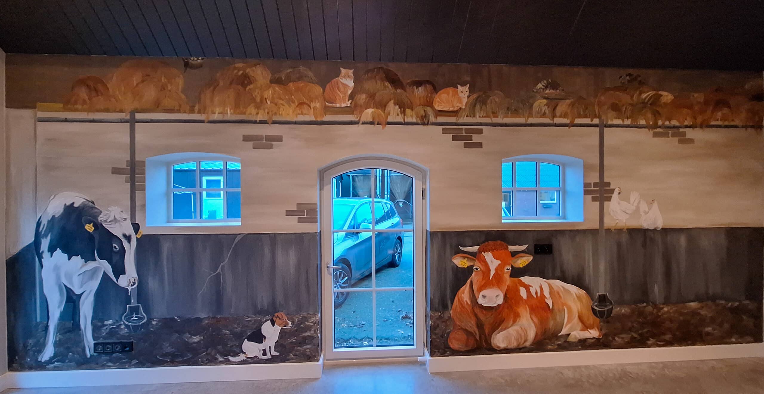 Muurschildering koeienstal met dieren
